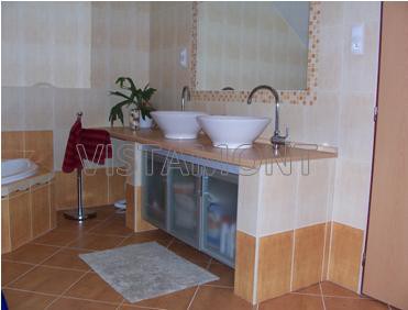 Umývací pult i s dodáním koupelnového nábytku vyrobeného na zakázku